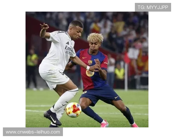 姆巴佩进球后指向天空，致敬启蒙教练